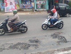 Jalan Berlubang di Gatsu Bandung Makan Korban