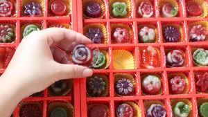 Perajin Kue Keranjang Mini Kebanjiran Pesanan