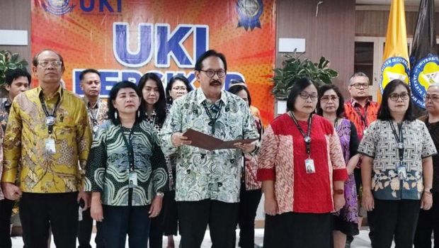Rektor Universitas Kristen Indonesia (UKI) Prof. Dr. Dhaniswara K. Harjono didampingi para guru besar dan dekan UKI menyampaikan pernyataan sikap terkait situasi politik menjelang Pemilu 2024 di Gedung AB Ruang Seminar UKI, Cawang, Jakarta Timur, Selasa (6/2/2024). ANTARA/Syaiful Hakim