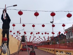 Kelenteng Dewi Kwan Im Cuci Patung-Pasang 1.000 Lampion Sambut Imlek