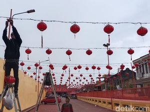Kelenteng Dewi Kwan Im Cuci Patung-Pasang 1.000 Lampion Sambut Imlek Kelenteng Dewi Kwan Im Cuci Patung-Pasang 1.000 Lampion Sambut Imlek