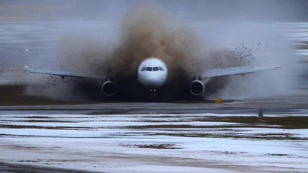 Keadaan Mengerikan Pesawat Berlumur Lumpur, Badannya Bopeng-bopeng
