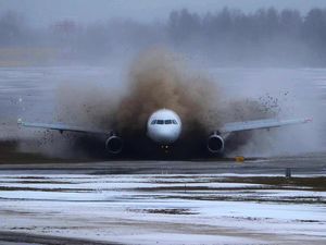 Keadaan Mengerikan Pesawat Berlumur Lumpur, Badannya Bopeng-bopeng