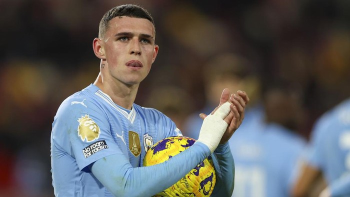 Manchester Citys Phil Foden celebrates at the end of the English Premier League soccer match between Brentford and Manchester City at the Gtech Community Stadium in London, Monday, Feb. 5, 2024. (AP Photo/Ian Walton)