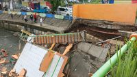 Potret Pos Pantau Pintu Air Palmerah Ambrol Tutup Separuh Aliran Sungai