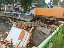 Pos Pantau Pintu Air Palmerah Ambrol ke Sungai, Begini Penampakannya