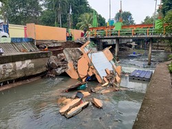 Ambrolnya Pos Pantau Pintu Air Palmerah Sebab Bangunan Sudah Keropos