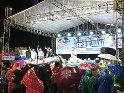 Warga Bojonegoro Antusias Dukung Prabowo-Gibran Meski Diguyur Hujan