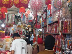 Jelang Imlek, Toko Aksesoris di Palembang Ramai Diserbu Pembeli