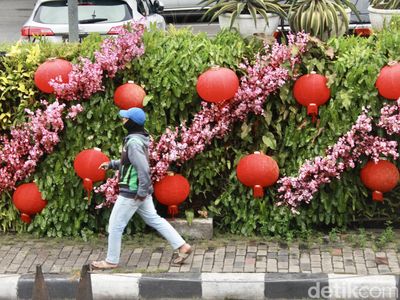 Sambut Imlek, Trotoar PIM Merah Merona Dihias Lampion
