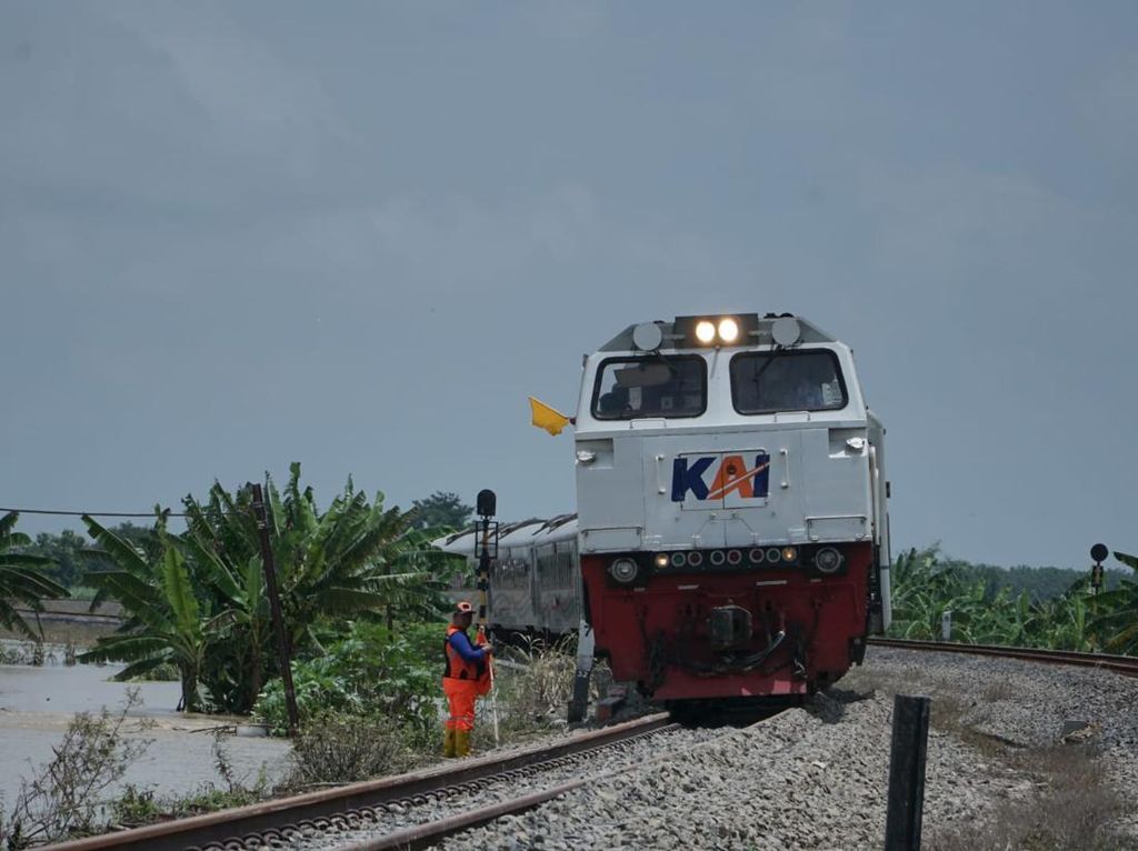 Kereta Api Tabrakan di Jalur Cirebon-Brebes, KA Manahan Anjlok
