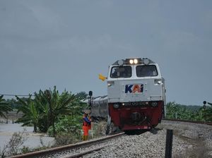Kereta Api Tabrakan di Jalur Cirebon-Brebes, KA Manahan Anjlok Kereta Api Tabrakan di Jalur Cirebon-Brebes, KA Manahan Anjlok