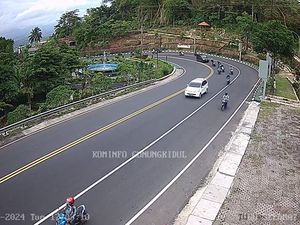 Jalur Jogja-Wonosari Sore Ini Ramai, Kenakan Jas Hujan Bermodel Baju! Jalur Jogja-Wonosari Sore Ini Ramai, Kenakan Jas Hujan Bermodel Baju!