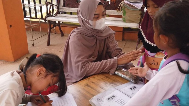 Kisah Kampung Buku Tempat Anak-anak Cari Ilmu, Kondisinya Rawan Longsor