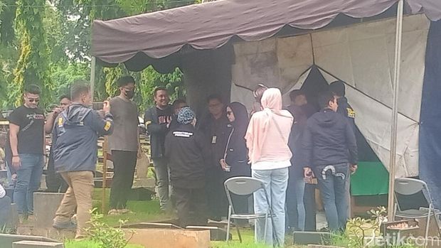 Tamara Tyasmara menghadiri proses ekshumasi dan autopsi anak.
