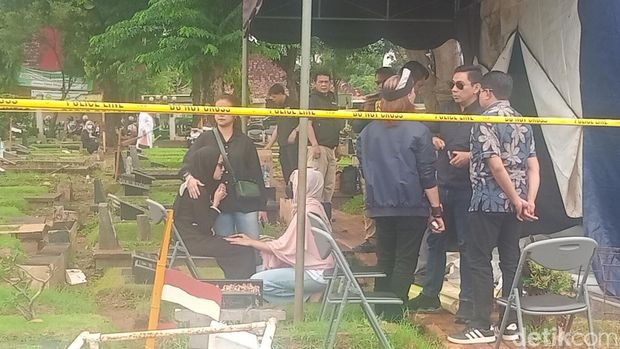 Tamara Tyasmara menghadiri proses ekshumasi dan autopsi anak.