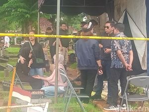 Tamara Tyasmara Menangis Hadiri Autopsi Jenazah Anak Bareng Angger Dimas Tamara Tyasmara Menangis Hadiri Autopsi Jenazah Anak Bareng Angger Dimas