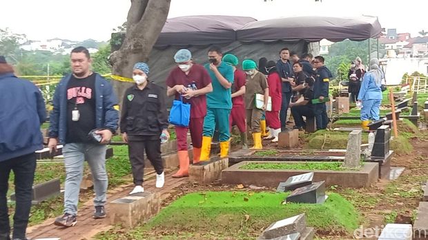 Forensik dari RS Polri selesai autopsi jenazah anak Tamara Tyasmara.