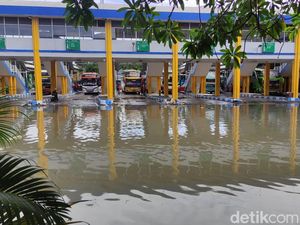 Terminal Purabaya Bungurasih Tergenang Banjir