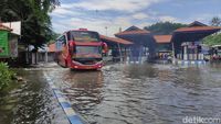 Potret Genangan Banjir di Terminal Purabaya Bungurasih