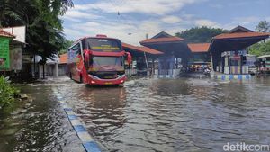 Potret Genangan Banjir di Terminal Purabaya Bungurasih