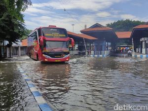 Potret Genangan Banjir di Terminal Purabaya Bungurasih