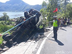 As Roda Patah, Truk Pasir Terbalik di Tanjakan Maut Penelokan Kintamani