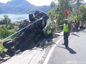 As Roda Patah, Truk Pasir Terbalik di Tanjakan Maut Penelokan Kintamani As Roda Patah, Truk Pasir Terbalik di Tanjakan Maut Penelokan Kintamani