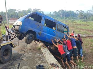Bahu Membahu Warga Ciamis Angkat Angkot yang Terguling ke Sawah