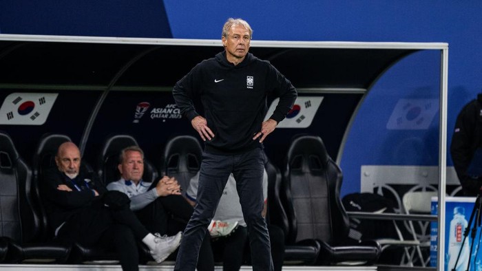DOHA, QATAR - FEBRUARY 06: Head coach Juergen Klinsmann (C) of South Korea looks on during the AFC Asian Cup semi final match between Jordan and South Korea at Ahmad Bin Ali Stadium on February 06, 2024 in Doha, Qatar. (Photo by Markus Gilliar - GES Sportfoto/Getty Images)