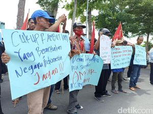 Warga dan Mahasiswa Gelar Aksi Tolak Politik Uang di KPU Kota Blitar