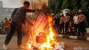 Foto-foto Aksi Mahasiswa Bakar Ban dan Spanduk di Depan Istana