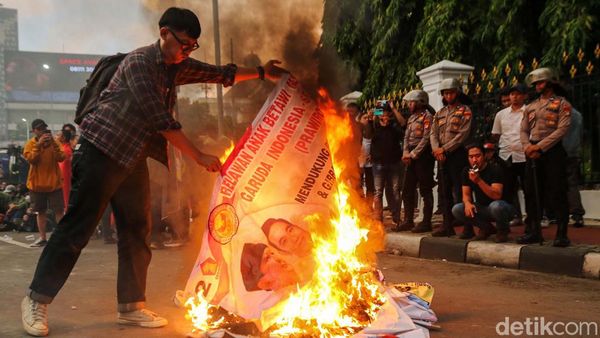 Foto-foto Aksi Mahasiswa Bakar Ban dan Spanduk di Depan Istana