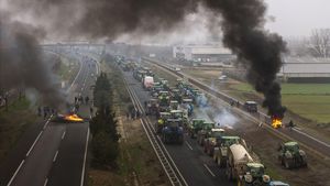 Aksi Protes Petani Spanyol, Blokir Jalan dengan Traktor hingga Bakar Ban