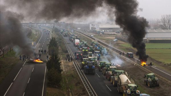 Aksi Protes Petani Spanyol, Blokir Jalan dengan Traktor hingga Bakar Ban