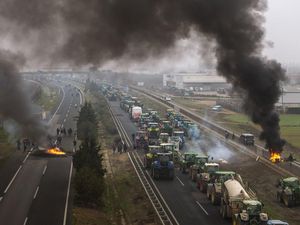 Aksi Protes Petani Spanyol, Blokir Jalan dengan Traktor hingga Bakar Ban