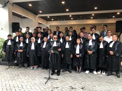 Pakai Toga, Aliansi Advokat DIY Sampaikan Sikap-Minta Jokowi Mundur