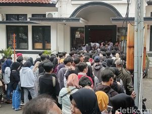 Drama Antrean Puluhan Ribu Pelamar Kerja di Kantor Pos Cianjur