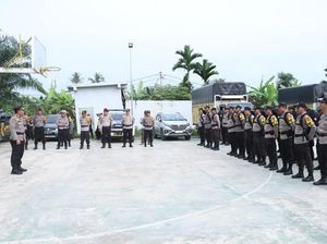 Puluhan Personel Polres Inhil Diterjunkan Jaga TPS di Wilayah Perairan Puluhan Personel Polres Inhil Diterjunkan Jaga TPS di Wilayah Perairan