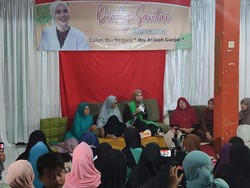 Atikoh Jelaskan Fungsi KTP Sakti Ganjar-Mahfud di Ponpes Syifaul Qulub