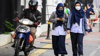 Bandel! Pemotor Ini Nekat Terobos Jalur Pedestrian di Jakarta