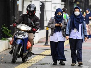 Bandel! Pemotor Ini Nekat Terobos Jalur Pedestrian di Jakarta