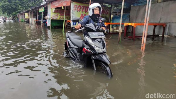 Petugas BPBD Jawa Timur  Evakuasi Korban Banjir Sidoarjo