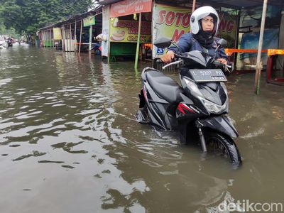 Petugas BPBD Jawa Timur  Evakuasi Korban Banjir Sidoarjo