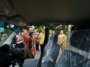 Bupati Ipuk Serahkan Bantuan Mobil ke Perwakilan Umat Buddha Banyuwangi