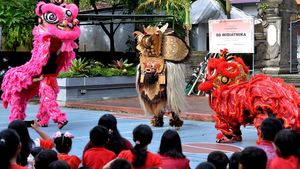 Barongsai dan Barong Bali Nari Bareng Hibur Anak-anak Sekolah