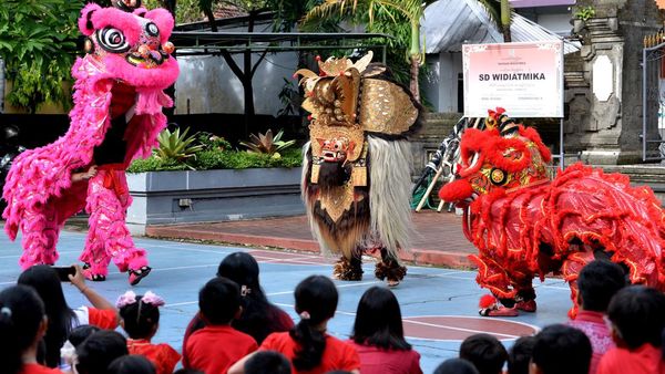 Barongsai dan Barong Bali Nari Bareng Hibur Anak-anak Sekolah