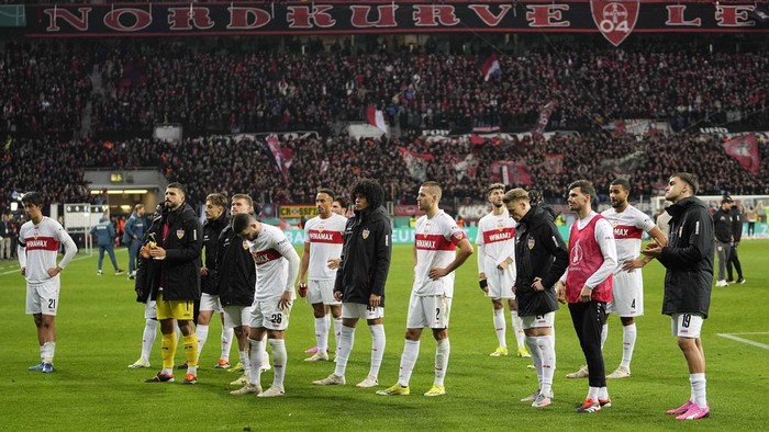 Stuttgart players react after the German soccer cup quarterfinal match between Bayer 04 Leverkusen and VfB Stuttgart at the BayArena in Leverkusen, Germany, Tuesday, Feb. 6, 2024. (AP Photo/Martin Meissner)