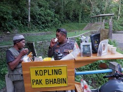 Bripka Robertus Bikin Kopling Pak Bhabin Agar Dekat dengan Warga Lombok