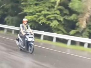 Bule Naik Motor di Makassar Nyasar Masuk Tol gegara Ikuti Google Map Bule Naik Motor di Makassar Nyasar Masuk Tol gegara Ikuti Google Map